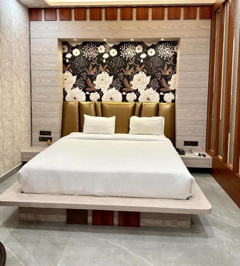 Royal Heritage Hotel & Resort Ayodhya Ngoại thất bức ảnh
