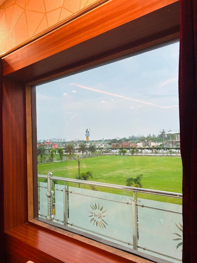 Royal Heritage Hotel & Resort Ayodhya Ngoại thất bức ảnh