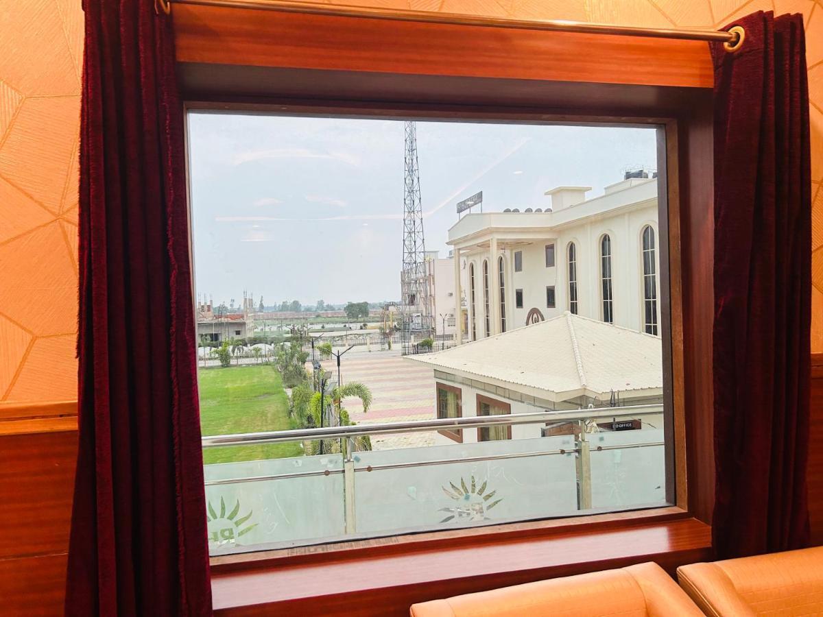 Royal Heritage Hotel & Resort Ayodhya Ngoại thất bức ảnh