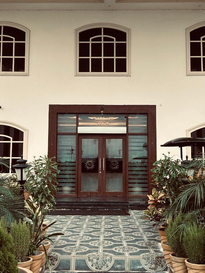 Royal Heritage Hotel & Resort Ayodhya Ngoại thất bức ảnh